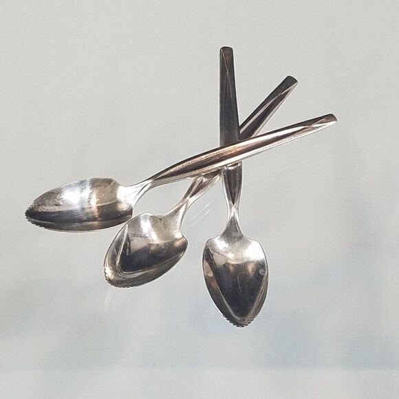 3 Vintage WM Rogers MFG CO Serrated Grapefruit Spoons Silverplate 6 In long - Picture 2 of 8